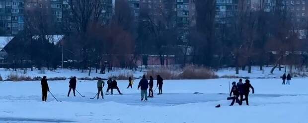 На Молочке играют в хоккей https://t.me/webmoney_dn/311986Video: Видео от Донецкая группа новостей|Донецк.ДНР