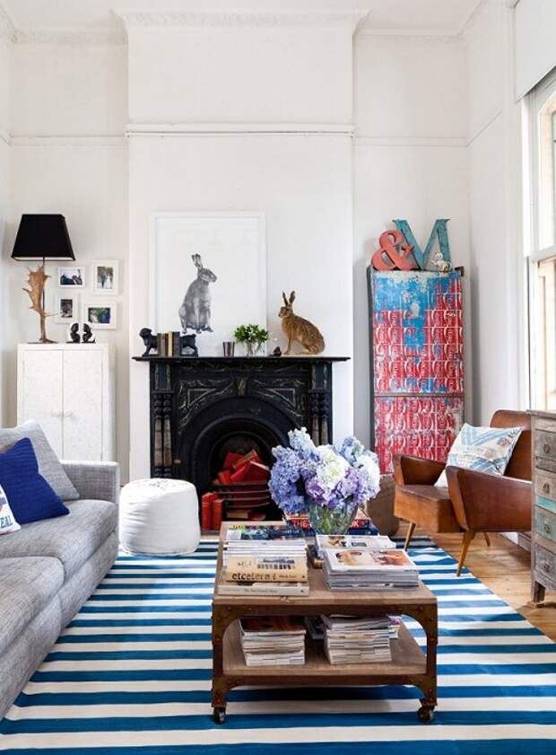 Полосатый коврик на полу - отличное украшение для комнаты, создает определенный стиль в интерьере.