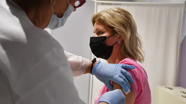 «Только вакцинация позволит остановить пандемию»: эксперты разъяснили рекомендации Минздрава по прививкам от COVID-19