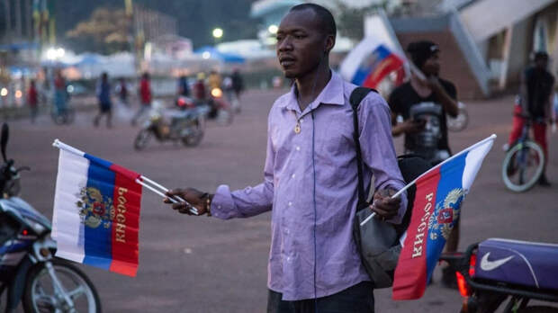 Центральноафриканцы в знак благодарности вышли на улицы Банги с российским триколором