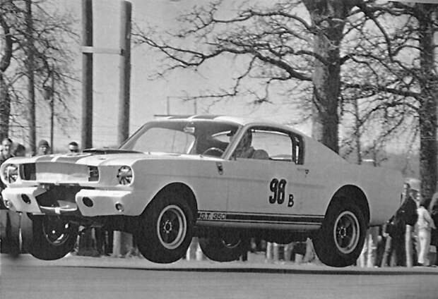 Еще один полет на первом этапе серии SCCA сезона 1965 года ford, mustang, shelby