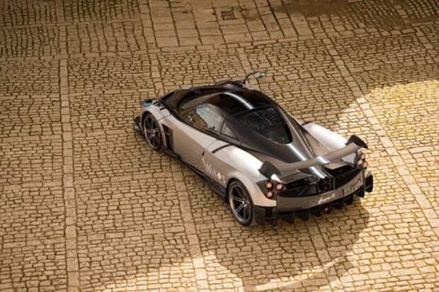 Двухдверный гиперкар от Pagani Automobili (17 фото)