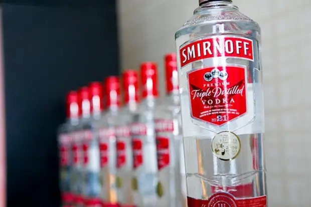 Bigpicture.ru бутылки с водкой бренда Smirnoff