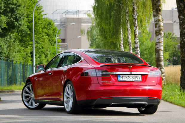 Немец проехал на Tesla Model S 1,7 миллиона километров, заменив 12 моторов