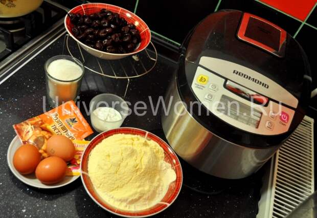 Кукурузный пирог с пьяной вишней в мультиварке: рецепт с фото