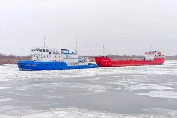В условиях суровой зимы из портов Астрахань и Оля на Каспии ледоколы вывели более 200 судов