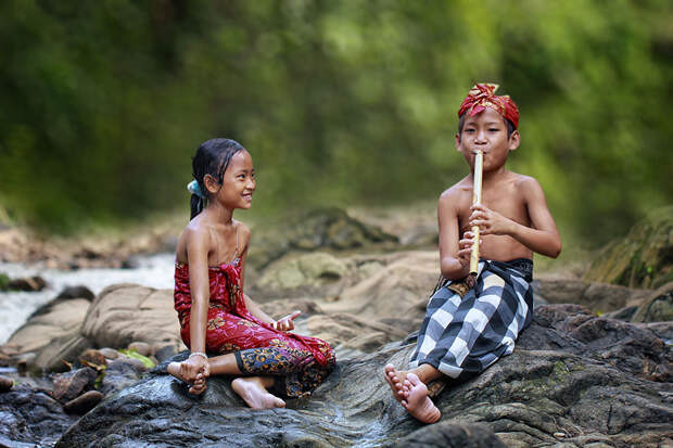 Ежедневная жизнь Индонезийской  деревни: вода, джунги,  дети, настоящее счастье