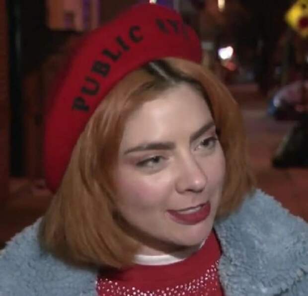 Женщина дает интервью Женщина говорит
