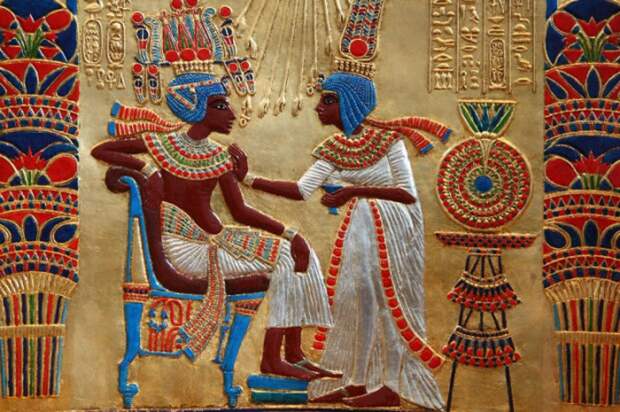 Древнеегипетская любовная поэзия не знает чувств сложнее тоски от разлуки и любования красотой.