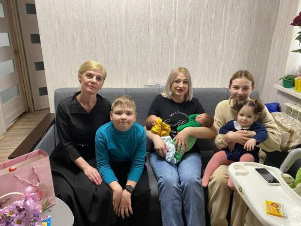 В Смоленской области семьи будут получать по 300 000 рублей при рождении третьего ребёнка