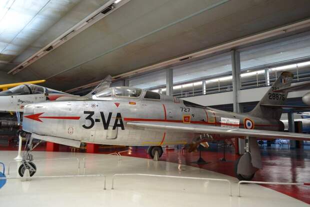 Самолет Рипаблик F-84F «Тандерстрик» в Музее авиации и космонавтики Ле-Бурже. На киле французский регистрационный номер 727 и американский (5)2-8875 – судя по всему, этот самолет попал во Францию из строевой части ВВС США (а может, и через базу хранения – были периоды, когда в Америке их снимали с эксплуатации, а потом возвращали или в свои ВВС, или «сплавляли» в страны НАТО).