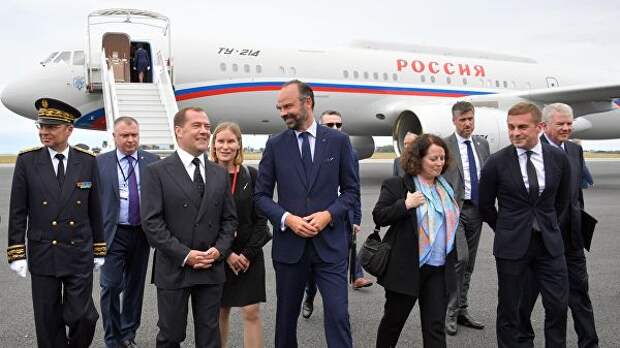 Председатель правительства РФ Дмитрий Медведев и премьер-министр Франции Эдуар Филипп во время церемонии встречи в аэропорту Гавра. 24 июня 2019 Председатель правительства РФ Дмитрий Медведев и премьер-министр Франции Эдуар Филипп во время церемонии встречи в аэропорту Гавра. 24 июня 2019