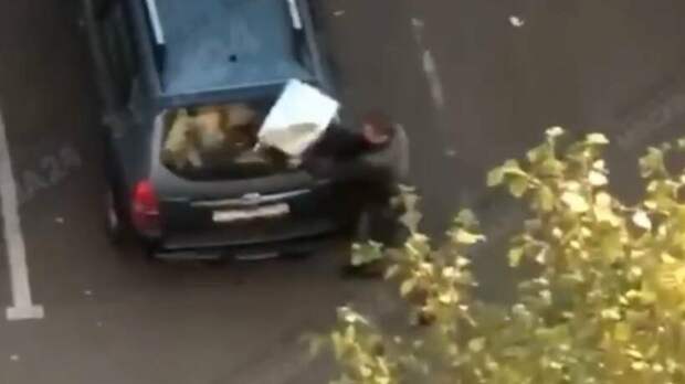 Неадекватный мужчина разбил около 20 машин во дворе дома в Москве