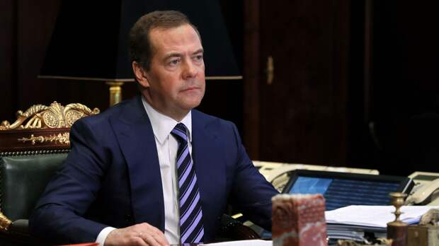 Медведев сравнил современность и 90-е годы 