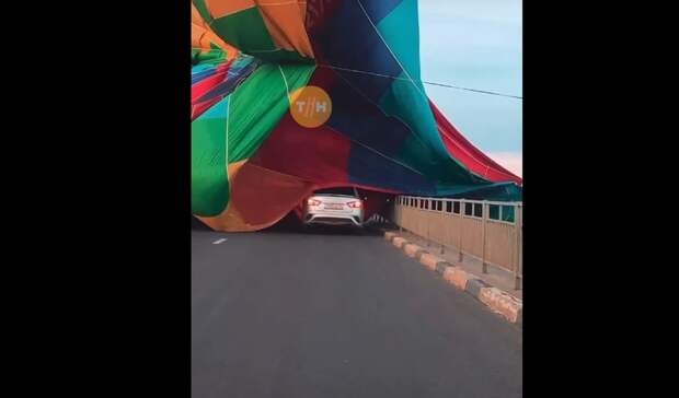 Воздушный шар приземлился на машину в Нижнем Новгороде