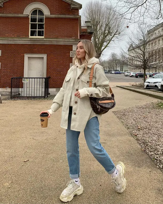 Как стильно носить толстовку с джинсами: 15 идей, которые так удобны в повседневной жизни