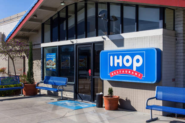 IHOP Karen Harasses Army Soldier And Then Tries To Fight An Air Force Vet Who Intervenes