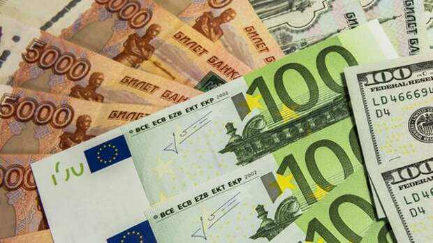 Курс евро впервые за два года опустился ниже 61 рубля