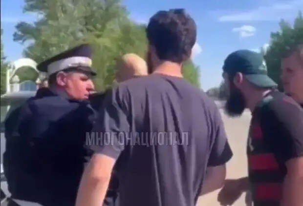 В городе Котово, что в Волгоградской области, произошел очередной культурный обмен между представителями малых "братских" народов (предварительно выходцами из республик Северного Кавказа) и россиянами.-4