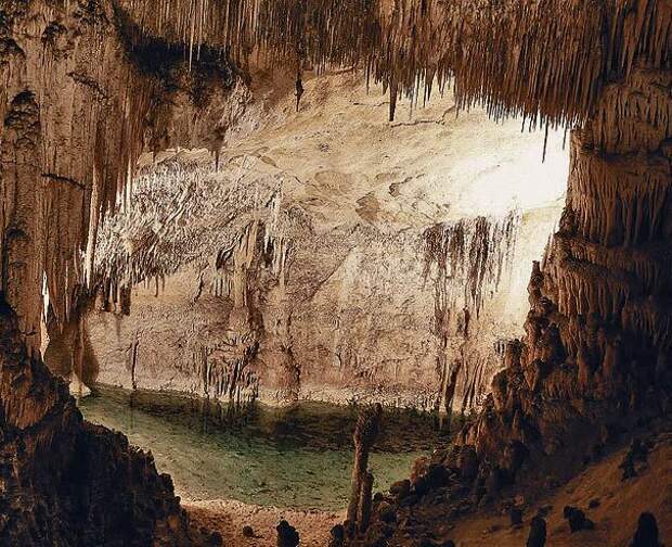 Крымские спелеологи обнаружили пещеру с рекой