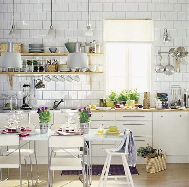 Прекрасный и один из самых лучших вариантов оформления стены на кухне с отменными деталями.