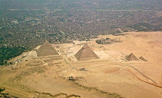 Смельчак включил камеру и забрался на вершину пирамиды Хеопса. Видео