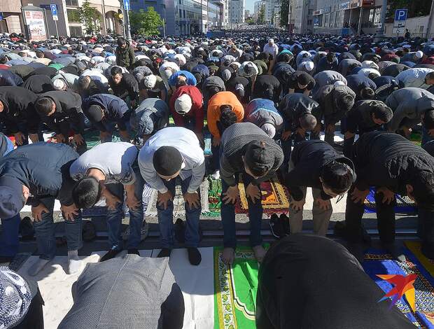 У главной соборной мечети Москвы собрались десятки тысяч мусульман. Фото: Владимир ВЕЛЕНГУРИН