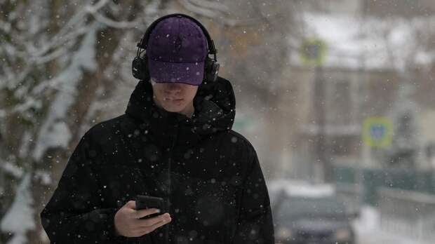 Психолог назвала постоянное прослушивание музыки в наушниках сигналом начала депрессии