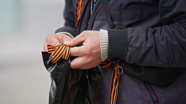 Жителей Латвии штрафуют за видео с георгиевской лентой