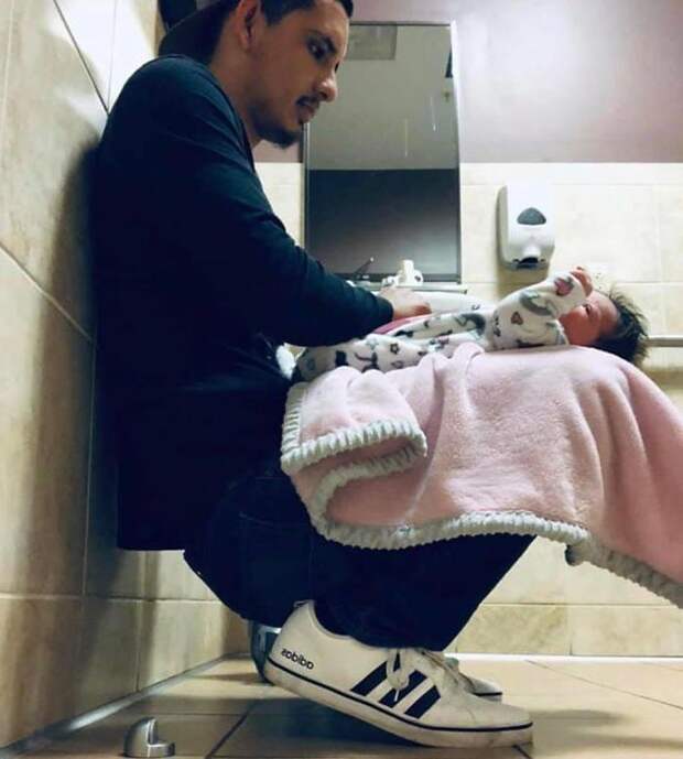 Вдохновленный вирусной фотографией отца, Джон Легенд помог