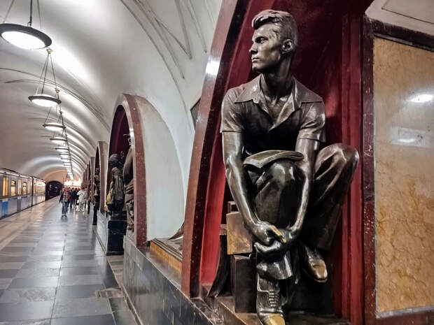 Станция метро «Площадь Революции»