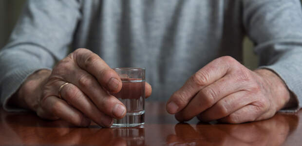 Раскрыта связь между употреблением алкоголя и деменцией