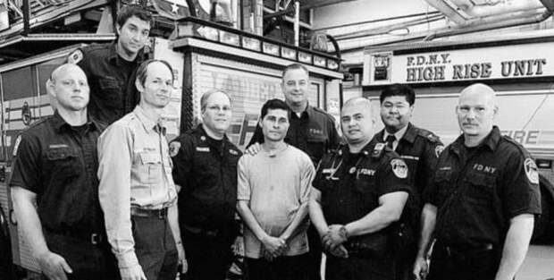 Алсидес Морено (в центре) встретился с пожарниками, которые спасли его в 2007 году высота, люди, спасение