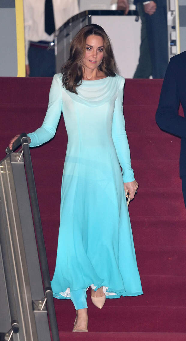 Кейт Миддлтон выбрала платье и брюки небесного цвета во время визита в Пакистан