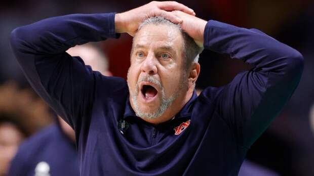 Bruce Pearl reacts to a play from the sidelines.