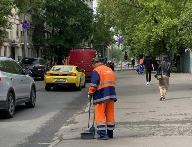 Забытая клумба на Дмитровском «притягивает» бутылки