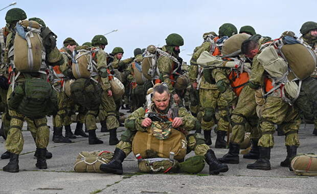 Российские десантники перед посадкой на борт самолетов Ил-76 в ходе учений на юге России