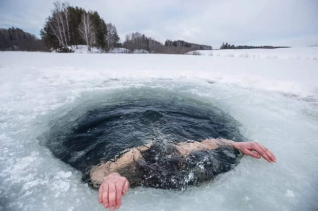 Врач Михайлов призвал не пить кофе после окунания в прорубь