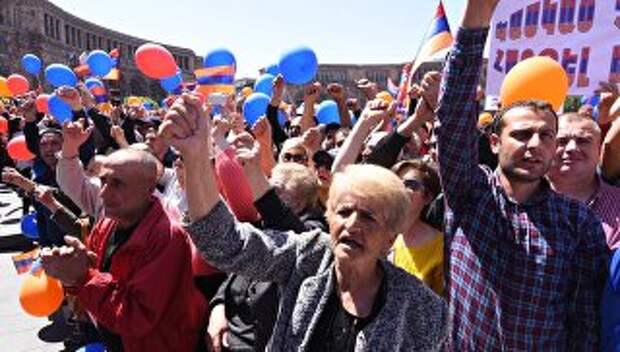 Участники митинга сторонников лидера оппозиции в Армении Никола Пашиняна на площади Республики в Ереване. 1 мая 2018 Участники митинга сторонников лидера оппозиции в Армении Никола Пашиняна на площади Республики в Ереване. 1 мая 2018