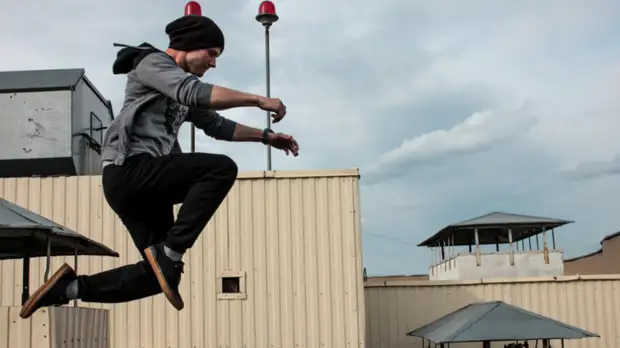 Преступления, дружба и паркур: о чём остросюжетный детектив «Чёрная лестница»