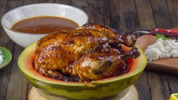 Подруга-повар научила запекать курицу в арбузе: ее вкус не передать словами