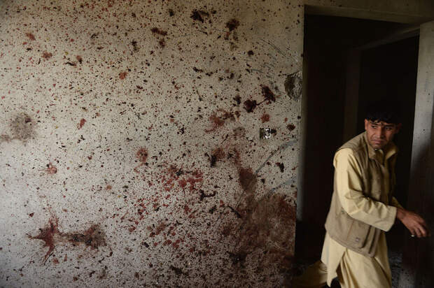 Стены в крови в аэропорту Кабула после теракта