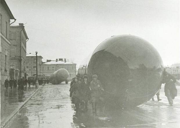 1941. Переноска газгольдеров по улицам Москвы