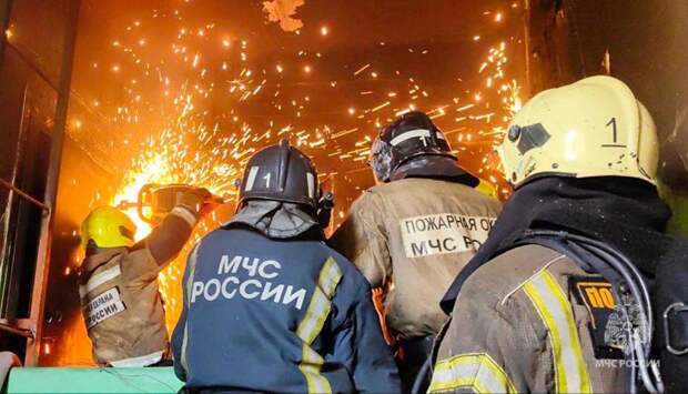 Пожар в Ленинградской области уничтожил дом с пожилой парой внутри