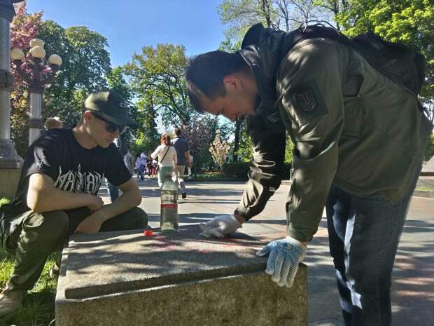 В центре украинской столицы появилась надпись: «Киев – русский город» - в Берлине третий год усмиряют амбиции Путина