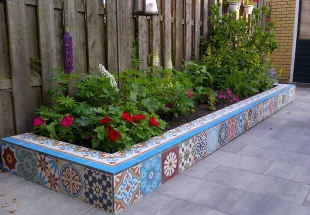 Нередко бордюры устанавливают только с декоративной целью, чтобы подчеркнуть цветочную композицию / Фото: vdome.club