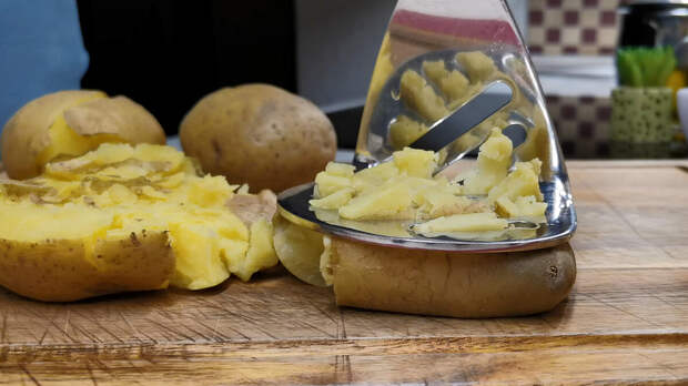Два вкуснейших рецепта из картошки с салом. Наши простецкие гарниры, которые съедаются быстрее мяса