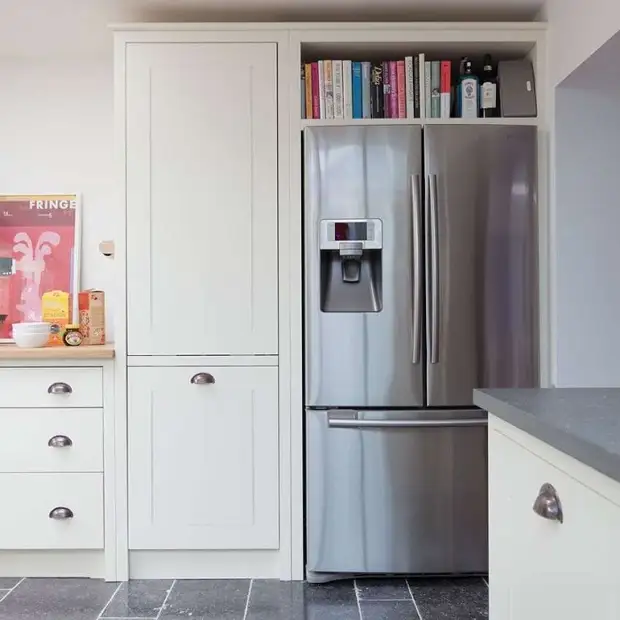 7 идей, как задействовать место над холодильником, чтобы не терять и сантиметра полезной площади