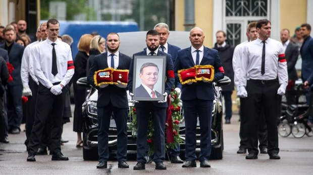 В Санкт-Петербурге похоронили экс-министра транспорта Старовойта