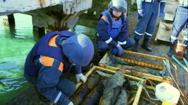 С затопленного теплохода в Крыму подняли более 8,5 тысячи взрывоопасных предметов